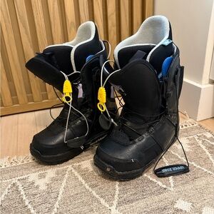 Burton women's Mint Snowboarding Boots - black, Truefit imprint 1 - size 6
